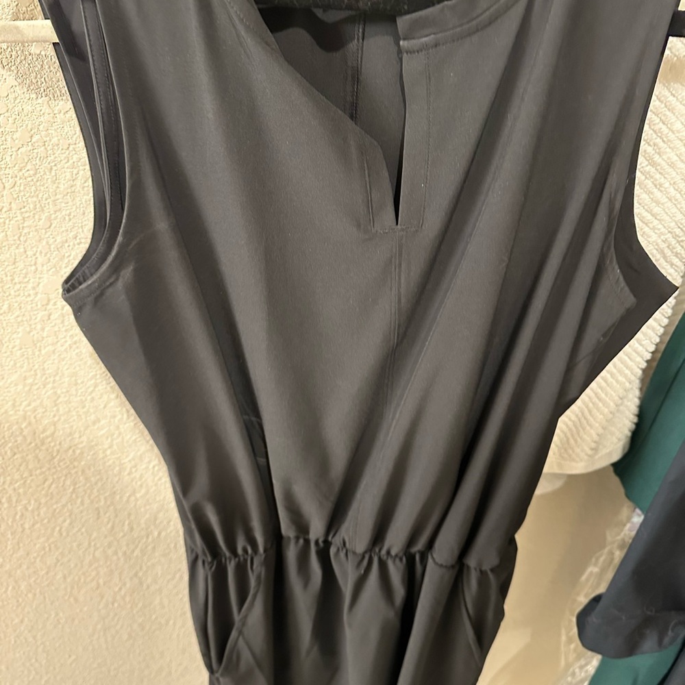 Elegant Black Sleeveless Dress by LOLE